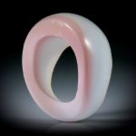 Fingerring aus einer Meeresschnecke (strombus gigas), Aussenseite geschliffen und poliert, Seitenflächen naturbelassen, Innendurchmesser 19.4mm