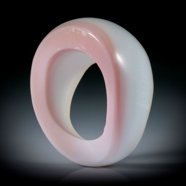 Fingerring aus einer Meeresschnecke (strombus gigas), Aussenseite geschliffen und poliert, Seitenflächen naturbelassen, Innendurchmesser 19.4mm