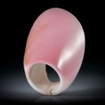 Fingerring aus einer Meeresschnecke (strombus gigas), geschliffen und poliert, Tafelfläche naturbelassen, Innendurchmesser 18.1mm