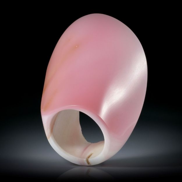 Fingerring aus einer Meeresschnecke (strombus gigas), geschliffen und poliert, Tafelfläche naturbelassen, Innendurchmesser 18.1mm