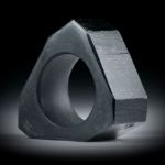 Fingerring aus Turmalin schwarz (Schörl), mit naturbelassenen Kristallflächen, Seiten matt geschliffen, Innendurchmesser ca.18.7mm
