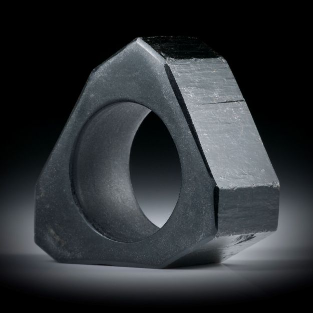 Fingerring aus Turmalin schwarz (Schörl), mit naturbelassenen Kristallflächen, Seiten matt geschliffen, Innendurchmesser ca.18.7mm