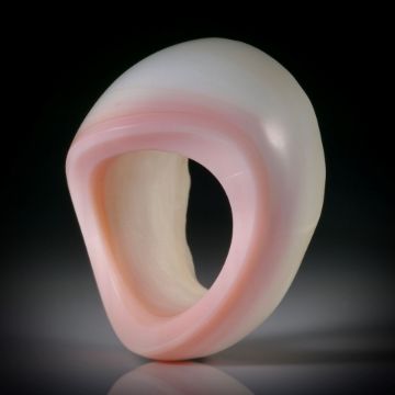Fingerring aus einer Meeresschnecke (strombus gigas), im Verlauf geschliffen und teilweise naturbelassen, Innendurchmesser 19mm, Breite unten 14mm