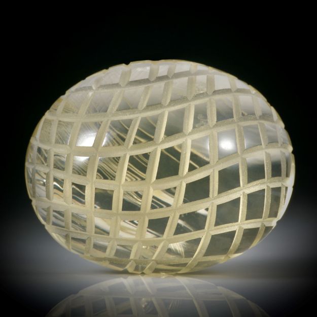 Brasilit (erhitzter Quarz aus Brasilien), grosser ovaler Cabochon, Unterseite Naturbruch, Oberseite poliert und handgraviert, ca.39x31x16mm