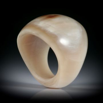 Fingerring Watussihorn, im Verlauf geschliffen und poliert, Breite unten 10.5mm, Innendurchmesser ca.18.7mm