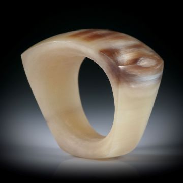 Fingerring aus Watussihorn, Tafelring im Verlauf geschliffen und poliert, Breite unten 11mm, Innendurchmesser ca.18.6mm
