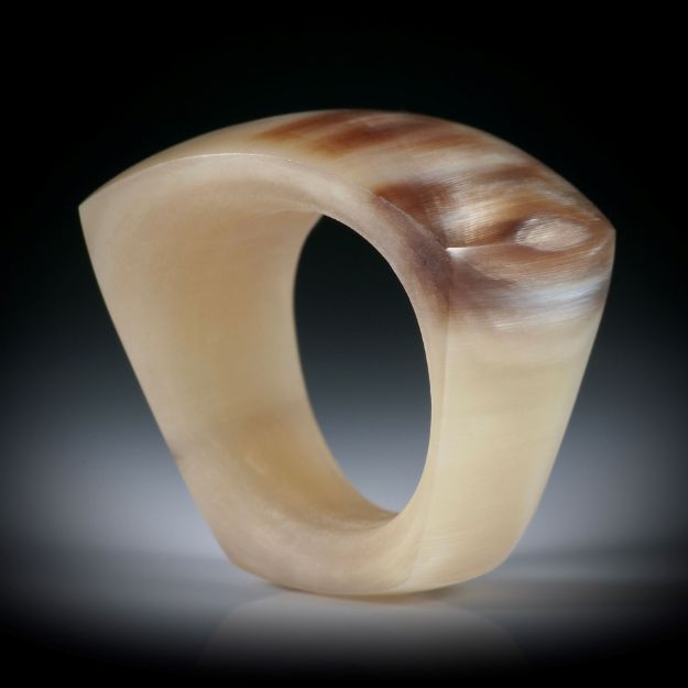 Fingerring aus Watussihorn, Tafelring im Verlauf geschliffen und poliert, Breite unten 11mm, Innendurchmesser ca.18.6mm