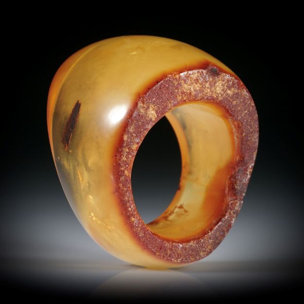 Bernsteinring, im Verlauf, teilweise naturbelassen, Breite unten 11.5mm, Innendurchmesser 17.7mm