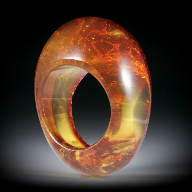 Bernsteinring, im Verlauf, teilweise naturbelassen, Breite unten 11.5mm, Innendurchmesser 19mm