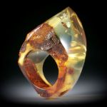 Bernsteinring, im Verlauf, Fantasieform, teilweise naturbelassen, Breite unten 14.2mm, Innendurchmesser 19mm