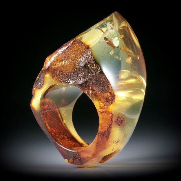 Bernsteinring, im Verlauf, Fantasieform, teilweise naturbelassen, Breite unten 14.2mm, Innendurchmesser 19mm