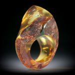 Bernsteinring, im Verlauf, Fantasieform, teilweise naturbelassen, Breite unten 14.2mm, Innendurchmesser 19mm