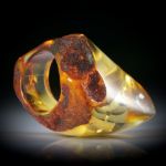 Bernsteinring, im Verlauf, Fantasieform, teilweise naturbelassen, Breite unten 14.2mm, Innendurchmesser 19mm