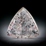 Quarz mit Hämatit und Lepidokrokit Einschlüssen 19.43ct. Dreieckform ca.21.8x20.8x6mm