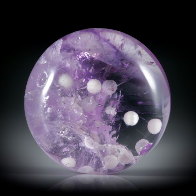 Amethyst aus Brasilien mit kugelförmigen Einschlüssen, rund/barock ca.19.6x19.6x8.8mm