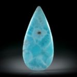Pektolith, Larimar 53.5ct. Tropfenform, beidseitig bombiert ca.49.3x23.5x6.5mm