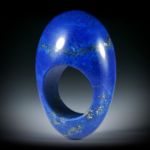Edelsteinring Lapislazuli, hohe Form im Verlauf geschliffen und poliert, Breite unten 13.6mm, Innendurchmesser 18.6mm