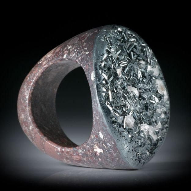 Steinring, Hämatit aus Rimbach, ovale Tafelfläche naturbelassen, im Verlauf geschliffen und feinmatt, Breite unten 12.3mm, Innendurchmesser 20.2mm