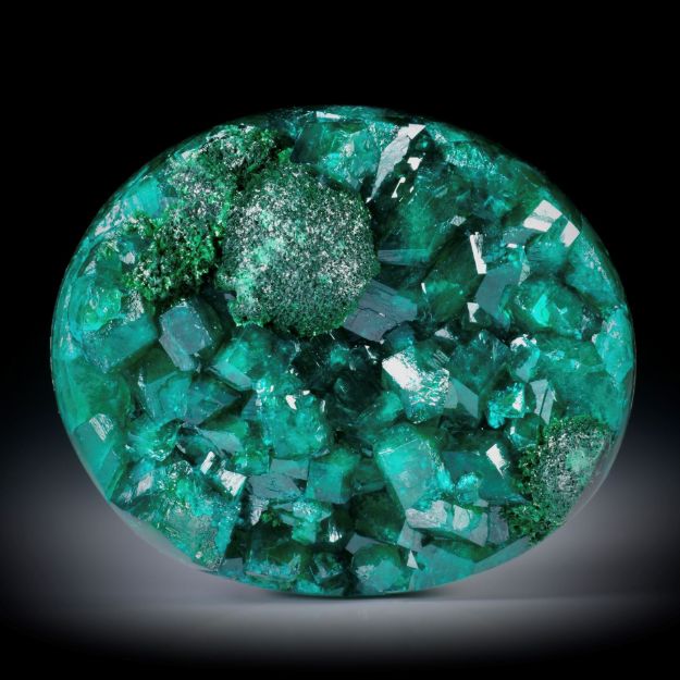 Dioptas 150.77ct. Oval mit kristalliner Oberfläche, ca.40.5x34x12mm