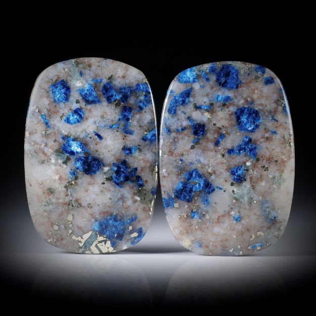Lazulith in Quarz Paar 80.39ct. Cabochon in Kissenform, leicht bombiert und poliert, je ca.39.8x27.7x4.2mm