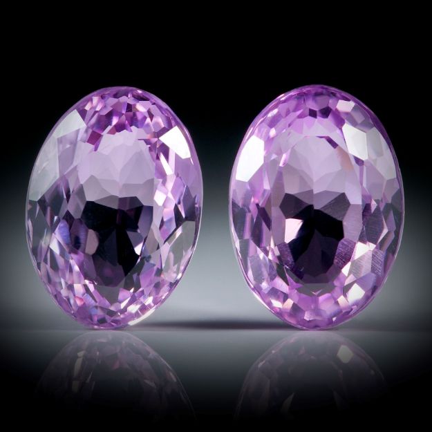 Kunzit Paar erhitzt 16.86ct. oval je ca.14x10.2x7.5mm