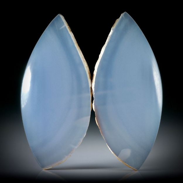 Chalcedon Paar mit naturbelassenem Rand, einseitig bombiert geschliffen und poliert, je ca.52x24x6mm