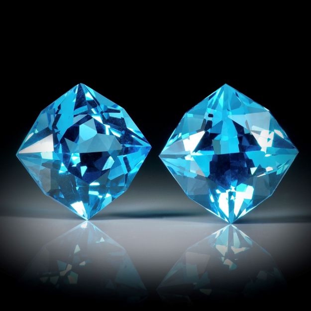 Topas Paar bestrahlt 17.52ct. je ca.11.8x11.8x8mm