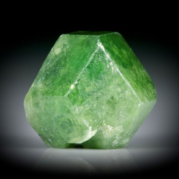 Demantoid Kristall 13.71ct. ca.12.5x11x9.7mm