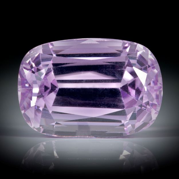 Kunzit 34.85ct. erhitzt, ca. 22.2x15.4x12.8mm