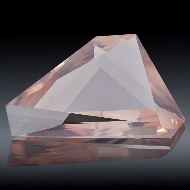 Rosenquarz 27.07ct. Spiegelschliff ca.31x18.9x8mm