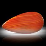 Karneol 34.65ct. Tropfenform, einseitig bombiert, mit naturbelassener Rückseite, ca.46x23x5mm