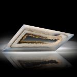 Polygonachat 49.06ct. facettierte Freiform mit naturbelassener Aussenform, Rückseite plangeschliffen, ca.65x24x6mm