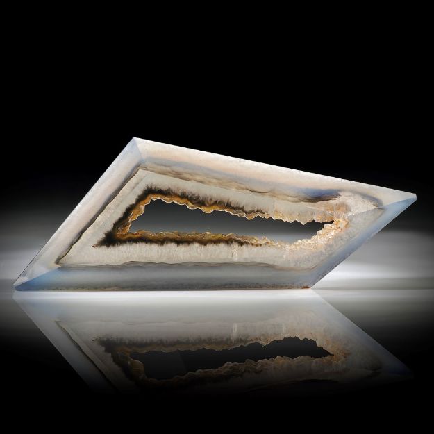 Polygonachat 49.06ct. facettierte Freiform mit naturbelassener Aussenform, Rückseite plangeschliffen, ca.65x24x6mm