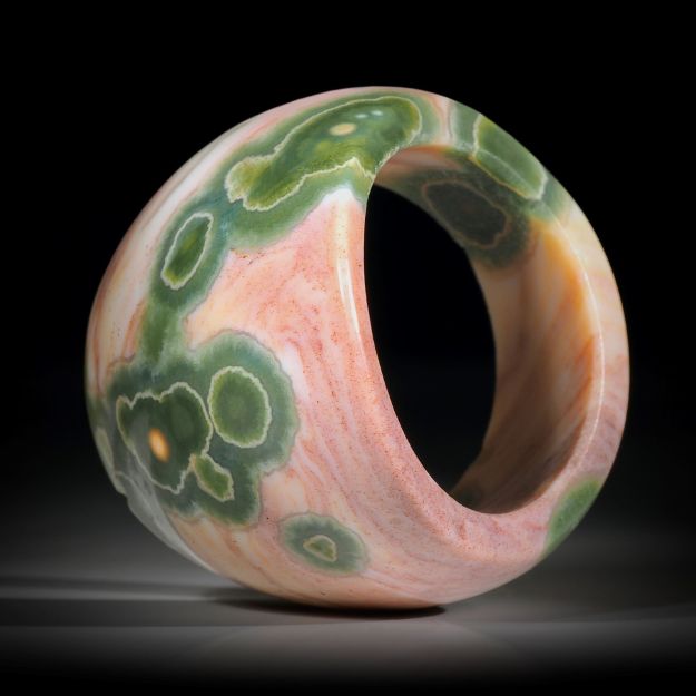 Fingerring Oceanjaspis, im Verlauf geschliffen und poliert, Breite oben 25.7mm, Innendurchmesser 20.15mm