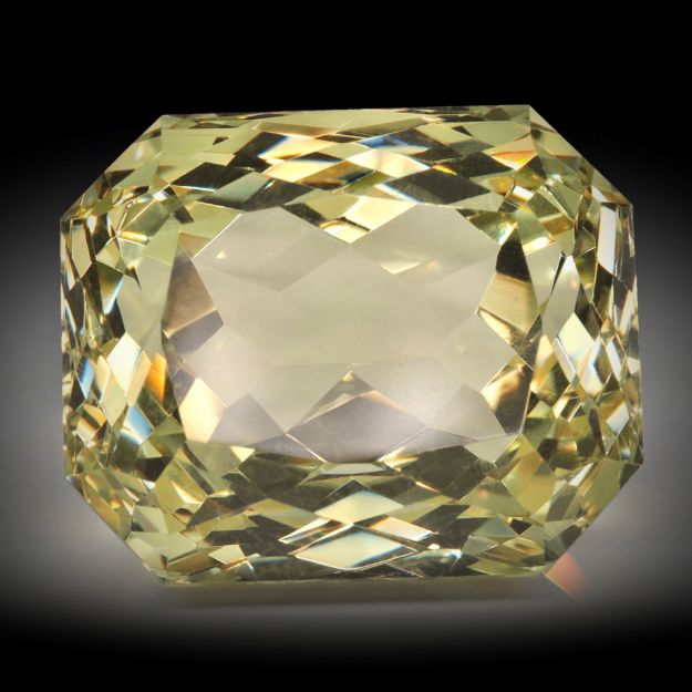 Orthoklas 30.76ct. Scherenschliff ca.19.8x16.3x14.1mm