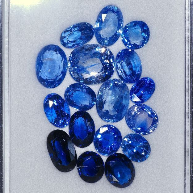 Saphir 18.88ct. unerhitzt, Lot aus 17 Steinen ca. 5 bis 8mm