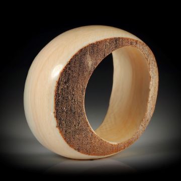 Mammut Elfenbein Fingerring, teilweise naturbelassen, Aussenseite bombiert und poliert, Innendurchmesser 19.2mm