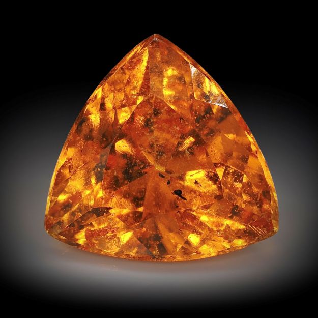 Mandaringranat 1.44ct. Dreieck facettiert, ca.6.9x6.9x4.1mm