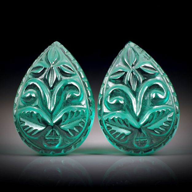 Nanosital smaragdfarben, Schnitzerei Paar 16.88ct. Einseitig graviert, je ca.17x12x5mm