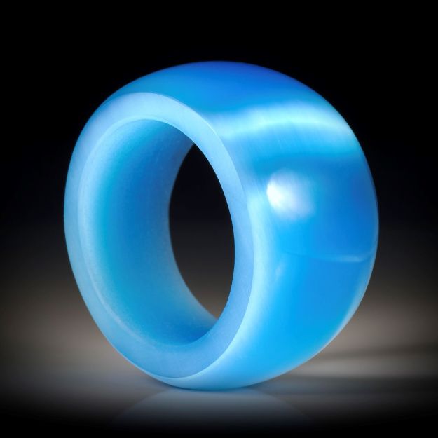 Fingerring aus Glas mit Katzenaugen-Effekt, im Verlauf geschliffen und poliert, Innendurchmesser 19.1mm