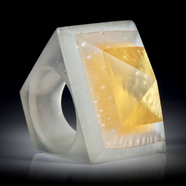 Fingerring aus Glas mit eingeschmolzenem Gold und Silber, Pyramidenform, Tafelgrösse ca.34x31mm, Innendurchmesser 19.2mm