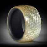 Fingerring aus Glasfaser mit Blattsilber, innen/aussen bombiert, poliert, mit Karbon Innenring, Innendurchmesser 18.2mm, Breite 12.5mm