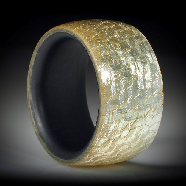Fingerring aus Glasfaser mit Blattsilber, innen/aussen bombiert, poliert, mit Karbon Innenring, Innendurchmesser 18.2mm, Breite 12.5mm