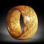 Fingerring aus Glasfaser mit Blattgold, innen/aussen bombiert, poliert, Innendurchmesser 18.8mm, Breite 12.5mm