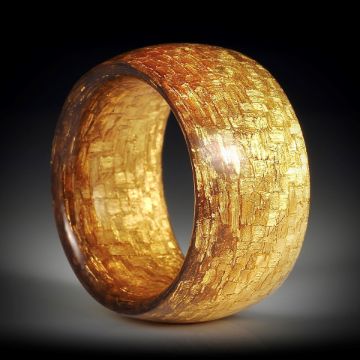Fingerring aus Glasfaser mit Blattgold, innen/aussen bombiert, poliert, Innendurchmesser 18.8mm, Breite 12.5mm
