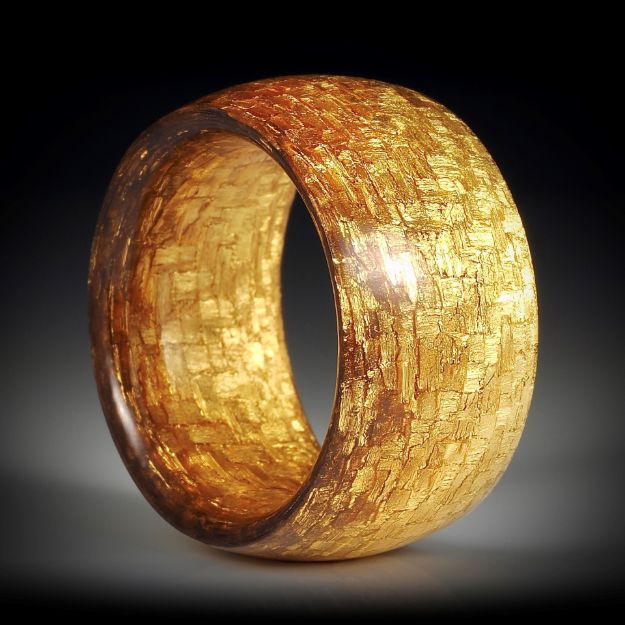 Fingerring aus Glasfaser mit Blattgold, innen/aussen bombiert, poliert, Innendurchmesser 18.8mm, Breite 12.5mm