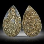 Pyrit auf Schiefer, Paar, Tropfenformen, natürlich aufgewachsene Kristalle, je ca.34x20.5x5mm
