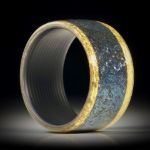 Fingerring mit Hämatitkristallen, Seitenringe Glasfaser mit Blattgold