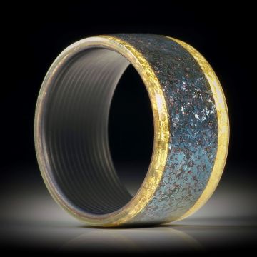 Fingerring mit Hämatitkristallen, Seitenringe Glasfaser mit Blattgold