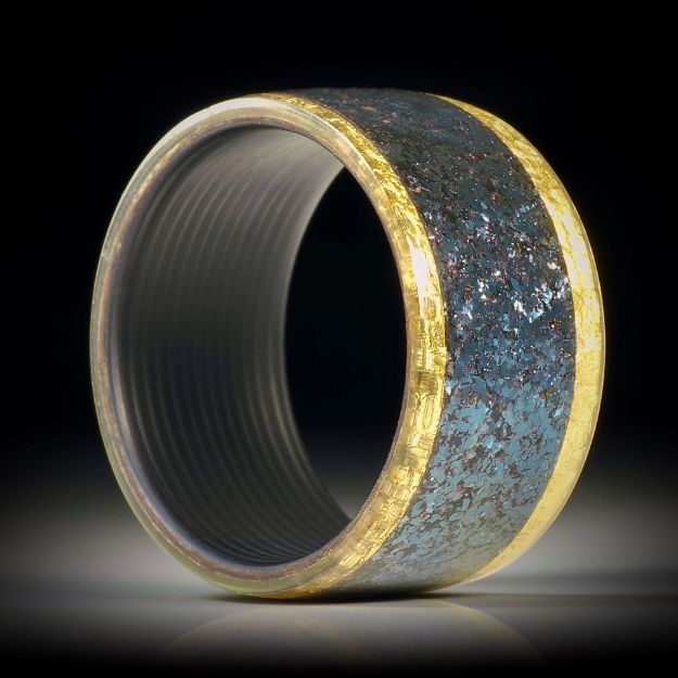 Fingerring mit Hämatitkristallen, Seitenringe Glasfaser mit Blattgold